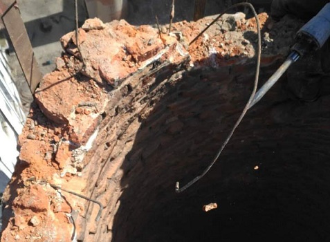 烟囱拆除施工前首先划设好安全施工区域