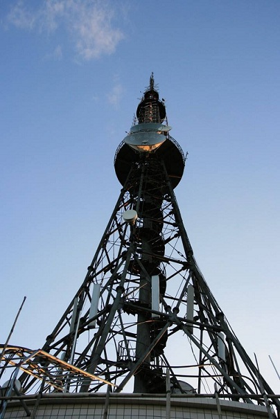 电视塔架拆除施工环境复杂下的拆除方法？