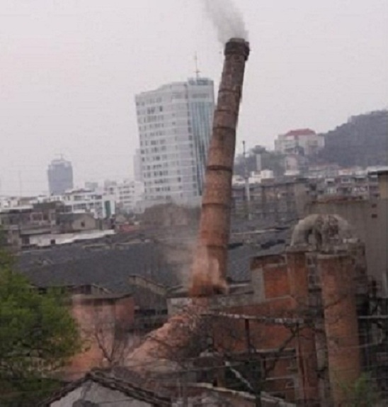 烟囱整体拆除需要讲究地利