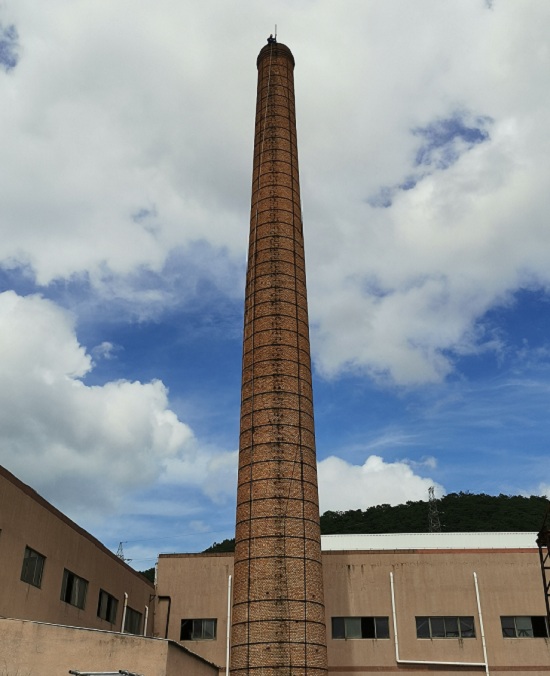 砖烟囱拆除-没有场地的情况下人工拆除