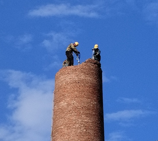 东兴烟囱拆除专业公司：施工人员应具备哪些条件？