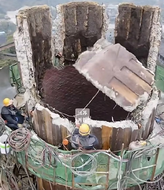 肇庆烟囱拆除公司:水泥烟囱人工拆除的优势